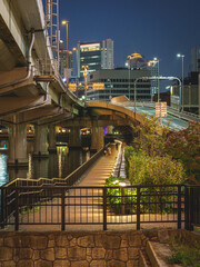 Fototapeta premium 都会の夜と交錯する道 Intersecting paths in the city at night