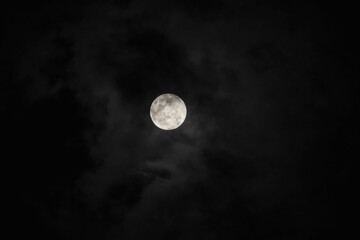 Obraz na płótnie Canvas full moon covered by clouds