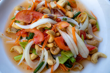 Thailändisches Essen selbst gemacht mit Tomaten Zwiebeln und Cashewnüssen