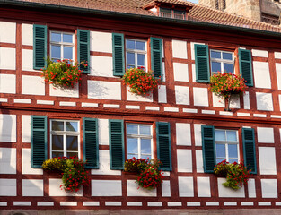 Fassade mit Blumenschmuck des historischen Rathauses in Schwabach, Bayern
