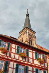 Historisches Rathaus vor dem Kirchturm der Stadtkirche, Schwabach, Mittelfranken