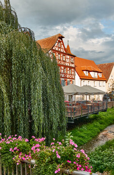 Idyllisch Ansicht mit historischem Fachwerkhaus am Bachlauf der Schwabach in der Stadt Schwabach, Deutschland