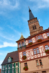 Historisches Rathaus mit vergoldetem Dach auf dem Eckturm, Schwabach, Deutschland