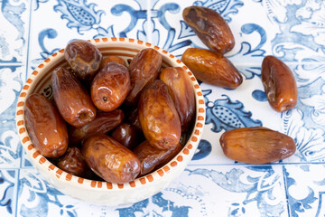 dattes Deglet nour en gros plan sur une table