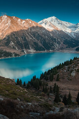 Naklejka premium Beautiful mountain lake on sunset