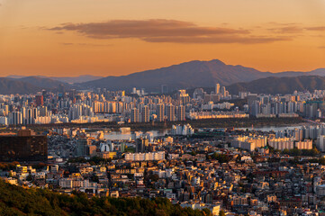 Obraz premium Gold sunset of Seoul cityscapes with high rise office buildings and skyscrapers in Seoul city, Republic of Korea in winter blue sky and cloud