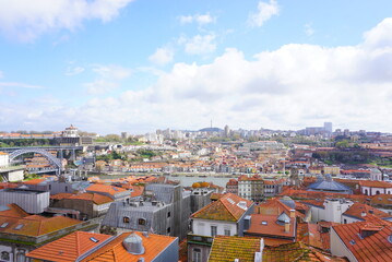 ポルトガルのポルトの赤い屋根の家屋と街並みの風景