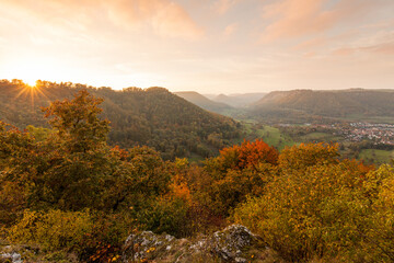 Obraz premium Wunderschöner herbstlicher Sonnenuntergang auf der Schwäbischen Alb. Aussicht vom Burgstall Türkheim.
