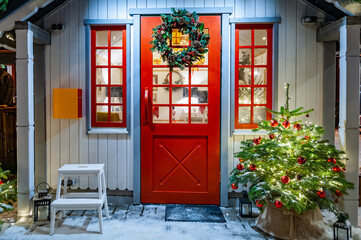 Fototapeta na wymiar Christmas house with decoration on the door.