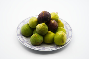 Fichi in un piatto bianco