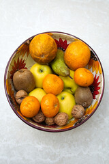 Frutta di stagione, mele, pere, noci, kiwi, mandarini