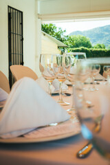 Mesa con copas en patio de boda