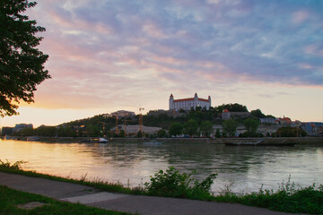Fototapeta na wymiar Atardecer junto al castillo de Bratislava