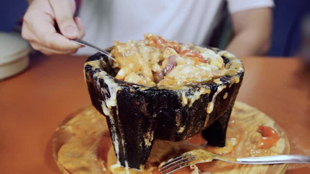 Molcajete de piedra volc&aacute;nica 3 carnes, carne asada, pulpo, camar&oacute;n, con queso fundido, chile ancho, pimiento y salsas. Platillo t&iacute;pico mexicano