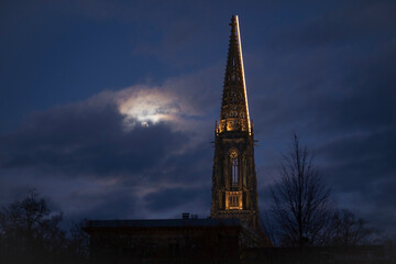 St Lamberti Church, one of the symbols of Munster, and the full moon.  Christmas lighting in St Lamberti Church: Himmelleiter. Church and full moon. gothic  Wallpaper. 06.12.2022 Munster in Germany.