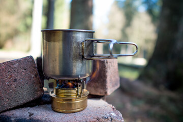 Stahlbecher auf Spirituskocher