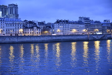 Fototapeta na wymiar Quais de la Seine au crépuscule à Paris. France