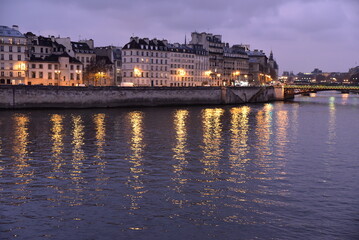 Fototapeta na wymiar Quais de la Seine le soir à Paris. France