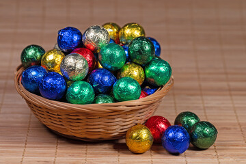 In bunte Alufolie verpackte Schokoladenkugeln