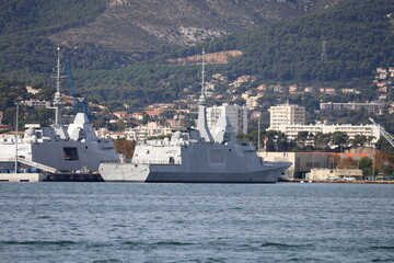 Obraz premium Frégate multi missions, FREMM, bâteau militaire, dans le port de Toulon, ville de Toulon, département du Var, France