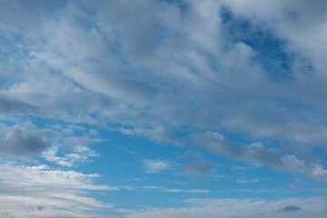 Farbiger Himmel mit spannenden Wolken als Hintergrund