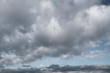 Fototapeta na wymiar Farbiger Himmel mit spannenden Wolken als Hintergrund