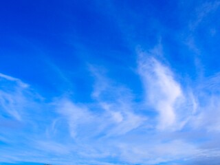 Obraz premium Farbiger Himmel mit spannenden Wolken als Hintergrund