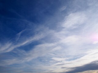 Farbiger Himmel mit spannenden Wolken als Hintergrund