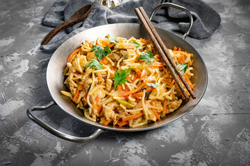 Fried noodles with chicken and vegetables.