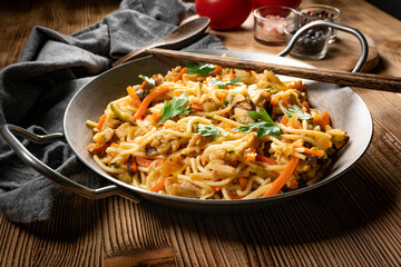 Fried noodles with chicken and vegetables.
