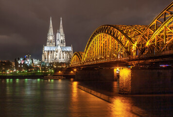 Fototapeta premium Kölner Dom, Rhein und Hohenzollernbrücke bei Nacht