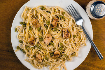 chicken alfredo fettuccine with peas and alfredo sauce