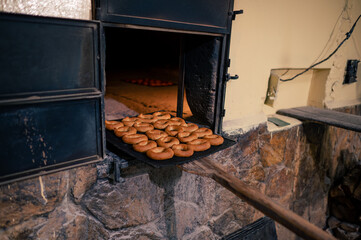"Roscas" (tipo de galletas artesanales de Quetzaltenango, Guatemala) saliendo de un horno artesanal de leña. 