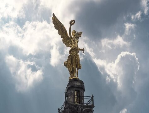 Time lapse of Angel of Independence in avenue of Mexico City Paseo de la Reforma avenue with cloudy sky, Mexico City, CDMX (Angel de la independencia) 