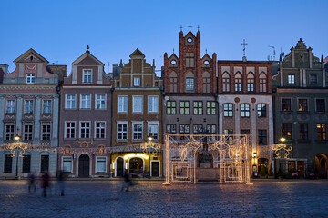 Obraz premium The Old Market Square with historic tenement houses and christmas decorations