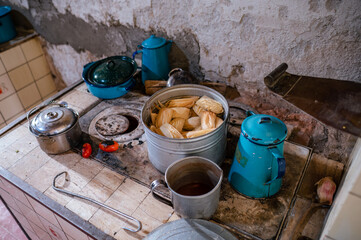Fotografia de tamales cocinándose en una estufa antigua de leña.