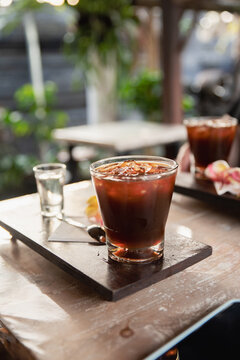 Der Luwak Kaffee ist weltweit der teuerste Kaffee. Eiskaffee im Glas mit Eiswürfeln