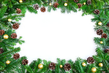 Obraz na płótnie Canvas Bożonarodzeniowe tło z gałązek jodły, szyszek i złotych bombek