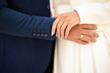 Obraz premium close-up of a loving couple holding hands, a symbol of love.