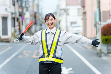 交通整理をする女性の警備員