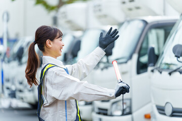交通整理をする女性の警備員