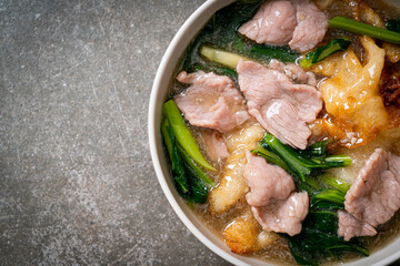 Noodles with Pork in Gravy Sauce