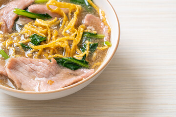 Crispy noodles with Pork in Gravy Sauce