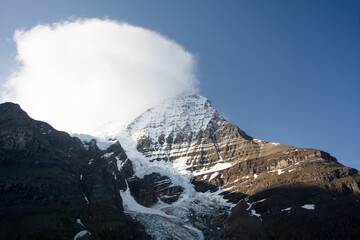 Obraz premium Cloud over Mount Robson