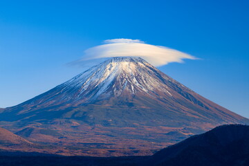 Fototapeta premium 富士山と笠雲 山梨県身延町本栖湖にて