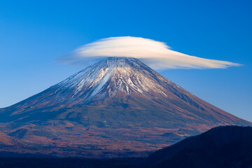 Fototapeta premium 富士山と笠雲 山梨県身延町本栖湖にて