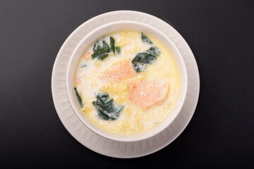 サーモンとほうれん草のクリームスープパスタ