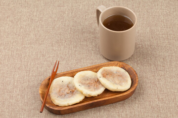 one of the Chinese rice cakes Knead flour or glutinous rice flour, add the filling with sugar, and bake it wide on a pan or in a bun season
 중국식 떡의 하나. 밀가루나 찹쌀가루를 반죽하여 설탕으로 소를 넣고 번철이나 프라이팬 따위에 둥글넓적하게 