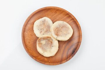 one of the Chinese rice cakes Knead flour or glutinous rice flour, add the filling with sugar, and bake it wide on a pan or in a bun season
 중국식 떡의 하나. 밀가루나 찹쌀가루를 반죽하여 설탕으로 소를 넣고 번철이나 프라이팬 따위에 둥글넓적하게 