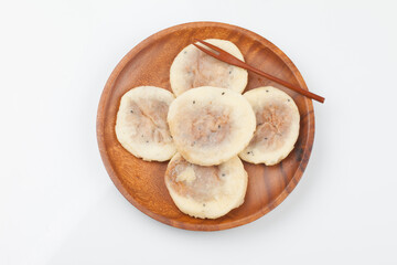 one of the Chinese rice cakes Knead flour or glutinous rice flour, add the filling with sugar, and bake it wide on a pan or in a bun season
 중국식 떡의 하나. 밀가루나 찹쌀가루를 반죽하여 설탕으로 소를 넣고 번철이나 프라이팬 따위에 둥글넓적하게 
